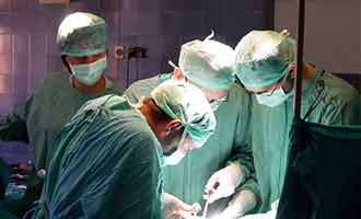 surgeons removing a retrievable ivc filter