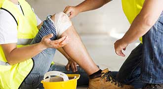 Construction worker with a knee injury requesting a workers' compensation attorney.