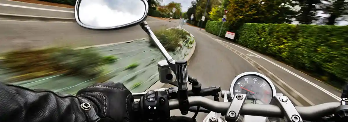 motorcycle rider using best practice motorcycle safety tips
