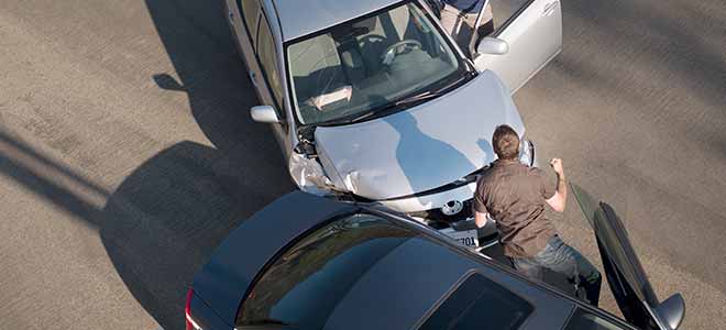 Two men meeting after car crash
